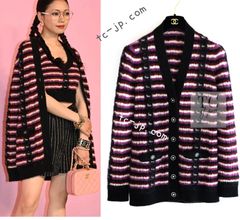 57万 シャネル カーディガン CHANEL 23PA 2023 ブラック パープル バーガンディー ふわっふわ ボーダー ニット 超美品 36 38 日本7/9号 女優着用