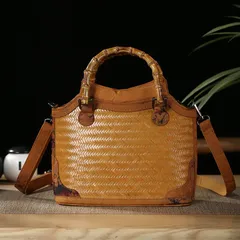 SGYP086 ハンドバッグ 職人の手仕事×香雲紗の奇跡──時を編む、かごバッグ 籠 竹籠 ハンド＆ショルダー 唯一無二の竹編みバッグ ハンドバッグ レディース 手作り竹編み×草木染 ショルダー 2WAYシェルバッグ 大地が染める