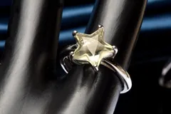 シルバー925◇希少高品質 リビアングラス 10x10mm 星型 指輪リング(サイズ調整可) 1個売り パワーストーン 天然石 _PRG1914