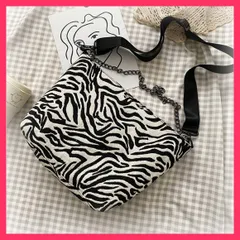 ★スタッフおすすめ★ショルダーバッグ ゼブラ柄 レディース チェーンがアクセントになった可愛いゼブラ柄ショルダーバッグ。 上品　おすすめ おしゃれ　★売れ筋★　人気 高見え　高級感