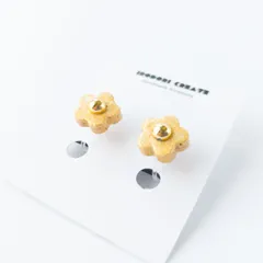 小花モチーフ樹脂イヤリング　金色　ノンホールピアス　陶土アクセサリー