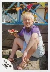 【中古】生写真(ジャニーズ) ジャニーズWEST/神山智洋/全身・座り・衣装紫白グレー・ストール・右手スイカ・顔正面・歯見せ・砂浜・背景野外/『人生は素晴らしい』PV＆ジャケ写撮影/公式生写真