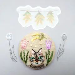 刺繍　キジトラ猫さんとチューリップとミモザのSpring　ブローチ／ヘアゴム