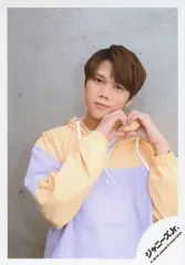 【中古】生写真(ジャニーズ) 7 MEN 侍/佐々木大光/上半身・衣装黄・紫・両手でハート・口閉じ・口角上げ・首傾げ/「SUMMER STATION パパママ一番 裸の少年 夏祭り!」グッズオフショット/公式生写真