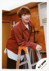 【中古】生写真(ジャニーズ) Aぇ! group/福本大晴/膝上・衣装赤茶・両手脚立・右向き/「僕らAぇ! groupがbrakeしそうですねん?!」グッズオフショット/公式生写真