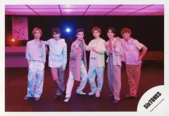 【中古】生写真(ジャニーズ) SixTONES/集合(6人)/横型・全身/シングル「マスカラ」MV＆ジャケ写オフショット/公式生写真