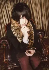 【中古】生写真(男性) ゴールデンボンバー/歌広場淳/膝上・座り・衣装黒・ファー豹柄・右手顎/女々しくて/眠たくてジャケットバージョン/公式生写真