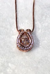 馬蹄形Ｕ字 (ホースシュー) ネックレス ダンシングストーン TypeD