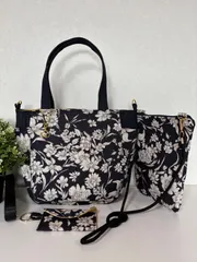 【裁縫ストア・ボヌール】大人かわいい　北欧風　白色花柄　ネイビーブルー　丸底トートバッグ　サイドポケット付き　サコッシュ　ミニポーチ　ショルダーバッグ　ショルダーストラップ付き  ハンドメイド　ゴージャス/ №500-412