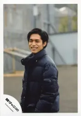 【中古】生写真(ジャニーズ) 関ジャニ∞/錦戸亮/上半身・ダウンコート黒・体左向き・横向き・歯見せ・背景野外/公式生写真