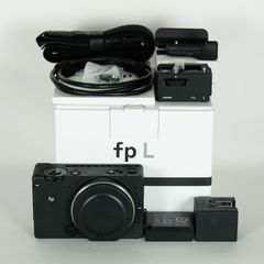 [美品｜別売りハンドグリップ付] SIGMA fp L [ボディ] / ライカLマウント