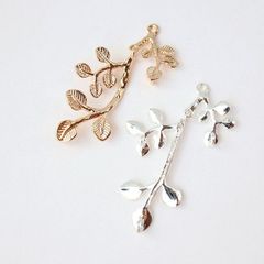 2個 真鍮製 金アレ対応 揺れる 春の若葉 チャーム モチーフ チャーム アクセサリーパーツ コネクター ペンダント 手芸 ハンドメイド