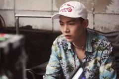 【中古】生写真(男性) 防弾少年団/SUGA(シュガ)/横型・上半身・座り・衣装水色・青・帽子・両手下げ・目線左・背景ベージュ・ポストカードサイズ/展示会「2018 BTS EXHIBITION オヌル」「24=7 Serendipity」シーズン3 生写真(