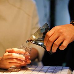 Sghr スガハラ　ぐい飲みグラス「宴」 片口M（カーボンブラック）