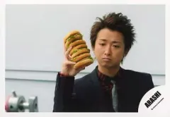 【中古】生写真(ジャニーズ) 嵐/大野智/横型・バストアップ・衣装黒赤・右手ハンバーガー・ネクタイ・背景白/公式生写真