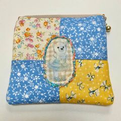 ハンドメイド　パッチdeポーチ　ミニ　しろくまさん　パッチワーク　ポーチ　ミニポーチ　フラットポーチ　花柄　しろくま　ブルー　イエロー