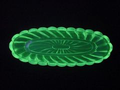 ウランガラス　バカラのピントレイ