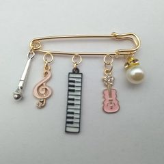 楽器 マイク 音符 ピン ピンク ギター 鍵盤 音楽 音 安全ピン チャーム  コンサート 合唱 指揮  ギフト お揃い 贈り物 贈りもの 新品