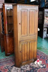 ★在庫一掃セール★送料無料★ イギリスアンティーク家具 コーナーキャビネット コーナー/リネンキャビネット キャビネット 英国製 J152