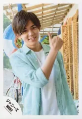【中古】生写真(ジャニーズ) ジャニーズWEST/小瀧望/上半身・シャツ水色・インナー白・右手親指立て・体斜め・カメラ目線・背景野外/『人生は素晴らしい』PV＆ジャケ写撮影/公式生写真