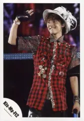 【中古】生写真(ジャニーズ) Kis-My-Ft2/藤ヶ谷太輔/ライブフォト・膝上・チェック柄シャツ赤・右手パー・左手マイク/公式生写真
