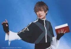 【中古】生写真(男性) 前川優希(皆木綴)/横型・上半身・キャラクターショット/「MANKAI STAGE『A3!』ACT2! ～SPRING 2023～」ランダムブロマイド 劇中劇ショット『Knights of RoundIV THE STAGE』ver.