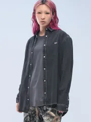 TOMMY JEANS (トミージーンズ) フラッグ刺繍 レギュラーフィットウォッシュドデニム オーバーシャツのサムネイル