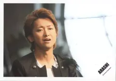 【中古】生写真(ジャニーズ) 嵐/大野智/横型・衣装黒・左肩羽飾り・目線右・口開け・背景白黒/公式生写真