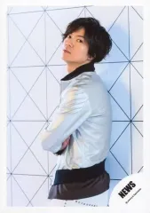 【中古】生写真(ジャニーズ) NEWS/加藤シゲアキ/膝上・衣装黒・銀・左向き・腕組み・首傾げ・目線右・背景白/「NEWS LIVE TOUR 2019WORLDISTA」グッズオフショット/公式生写真