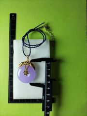 天然石 ラベンダーひすい？バイオレットひすい？ の 丸形ネックレスです。チェーンはラピスラズリ！