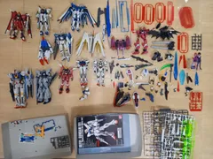 【ジャンク】ガンプラ　１１体セットその他パーツ多数　ガンダム　組み立て済み　まとめ売り　HG８体　MG２体　RG１体