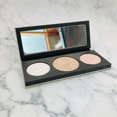 ［未使用品］MAC フラッシング アイス エクストラ ディメンション スキンフィニッシュ トリオ ライト フェイスパウダー  グリッツト アウト ゼア シー グローズ アウト オン ザ ティンセルタウン 01-0051