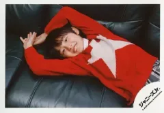 【中古】生写真(ジャニーズ) 関西ジャニーズJr./伊藤篤志/横型・膝上・寝そべり・衣装赤・白・両手上げ・笑顔/「関ジュ 夢の関西アイランド 2020 in 京セラドーム大阪 ～遊びにおいでや!満足 100%～」グッズオフショット/公式生写真