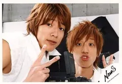 【中古】生写真(ジャニーズ) NEWS/小山慶一郎・内博貴/横型・顔アップ・衣装白・ピース・背景白黒/公式生写真