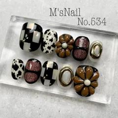 ネイルチップ Y2k 韓国 個性派 個性的 アニマル柄 マグネット 花 ブラウン