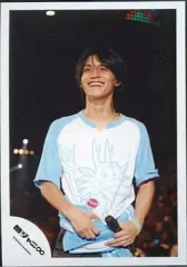 【中古】生写真(ジャニーズ) 関ジャニ∞/錦戸亮/ライブフォト・Tシャツ水色、白、イラストドラゴン・左手マイク・目線左/公式生写真