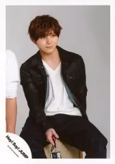【中古】生写真(ジャニーズ) Hey! Say! JUMP/山田涼介/膝上・座り・衣装黒・インナー白・右手カメラストラップ・目線右上/「JUMPing CAR」 ジャケ写撮影オフショット/公式生写真