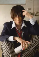 【中古】生写真(男性) 鈴木拡樹(荒北靖友)/制服・右手スプレー・座り・左手頭・キャラクターショット/舞台「弱虫ペダル」