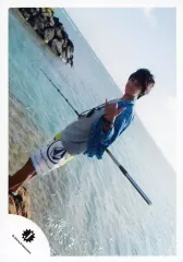 【中古】生写真(ジャニーズ) Mr.King vs Mr.Prince/高橋海人/全身・衣装青.グレー・右手釣竿・左手親指と人差し指立て・海/16新春 ジャニーズJr. ハワイオフショット/公式生写真