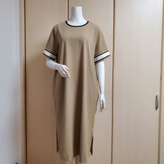 sale‼️新品タグ付き。半袖　夏用　ロングワンピース　スリット入り　2色　ペタ着かない