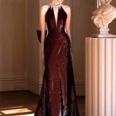 総スパンコールに首元のストーンがゴージャスなイブニングドレス