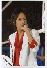 【中古】生写真(ジャニーズ) Hey! Say! JUMP/八乙女光/ライブフォト・上半身・衣装白、赤・左手マイク・目線右・背景ネット/公式生写真