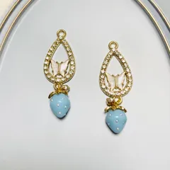 ハンドメイド　キラキラ&蝶々と小さないちご(ホワイト&ブルー系)〈ピアス/イヤリング/チャーム〉