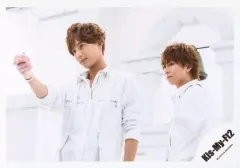 【中古】生写真(ジャニーズ) Kis-My-Ft2/北山宏光・藤ケ谷太輔/横型・上半身・衣装白・左向き・藤ケ谷右手上げ・背景白/シングル「君、僕。」MV＆ジャケ写オフショット/公式生写真 