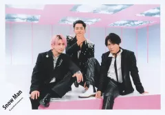 【中古】生写真(STARTO) Snow Man/岩本照・宮舘涼太・佐久間大介/横型・膝上/シングル「LOVE TRIGGER / We’ll go together」MV＆ジャケ写オフショット/公式生写真