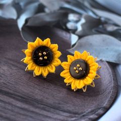 ❁つまみ細工ひまわりピアス ・おとなかわいい和風ピアス❁着物・和装・浴衣・小さなつまみ細工・ハンドメイドピアス・スタットピアス・ハンドメイドアクセサリー・ヒマワリ