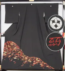 【特選】 黒留袖 総日本刺繍 宝尽くし模様 九枚柏紋 刺繍 広巾 日本刺繍【 中古】【リサイクル着物 中古 黒とめそで 黒留め袖 黒留袖 留め袖 結婚式 留袖 アンティーク 黒留袖 販売 購入 など】