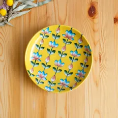 陶器飾り皿　インド　ブルーポタリー　中サイズ　黄色地に縦縞の花