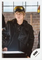 【中古】生写真(ジャニーズ) NEWS/手越祐也/上半身・衣装黒・目線左・ゴーグル・背景レンガ/アルバム「WORLDISTA」ジャケ写＆特典映像オフショット/公式生写真