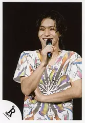 【中古】生写真(ジャニーズ) 関ジャニ∞/錦戸亮/上半身・柄Tシャツ・右手マイク・笑顔・背景黒/公式生写真